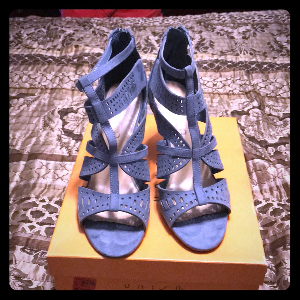Suede light blue sandal/heels